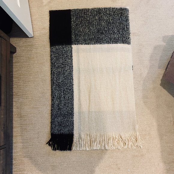 H&M Black & Cream Blanket Scarf - Picture 3 of 8